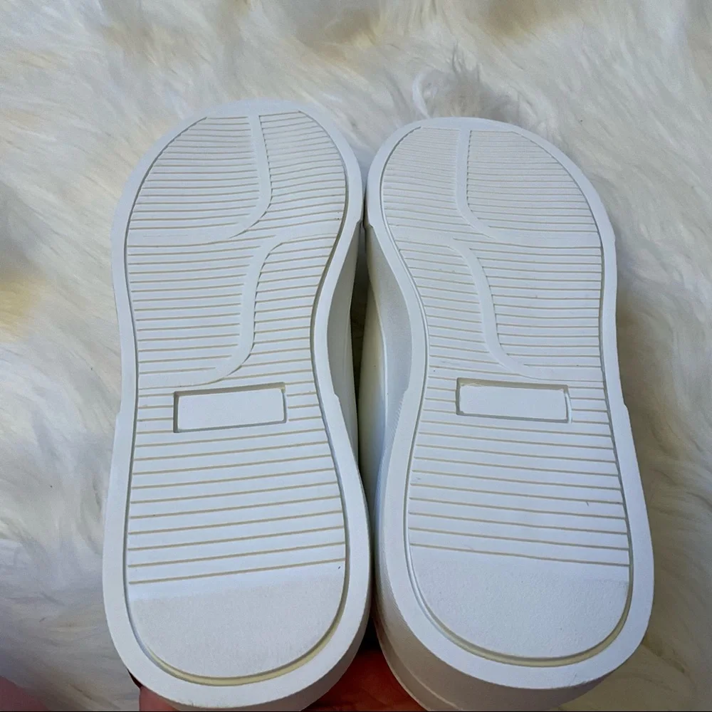 Journee Collection Arden Sneakers - New in Box - Size 8 - White / Navy - Picture 14 of 16